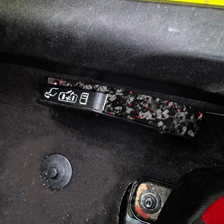 2pcs/Set Forged Gold Foil Carbon Fiber Car Door Lock Switch Decorative Sticker for Chevrolet Corvette C8 2020-, Left and Right Driver(Red) - Image 3